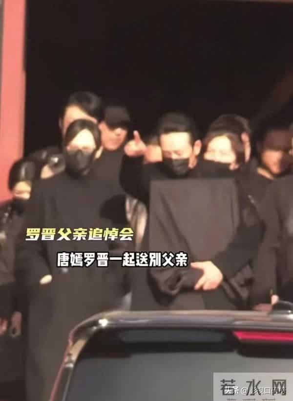 唐嫣操办公公葬礼累到被搀扶,时刻关注老公罗晋,夫妻俩一起用餐