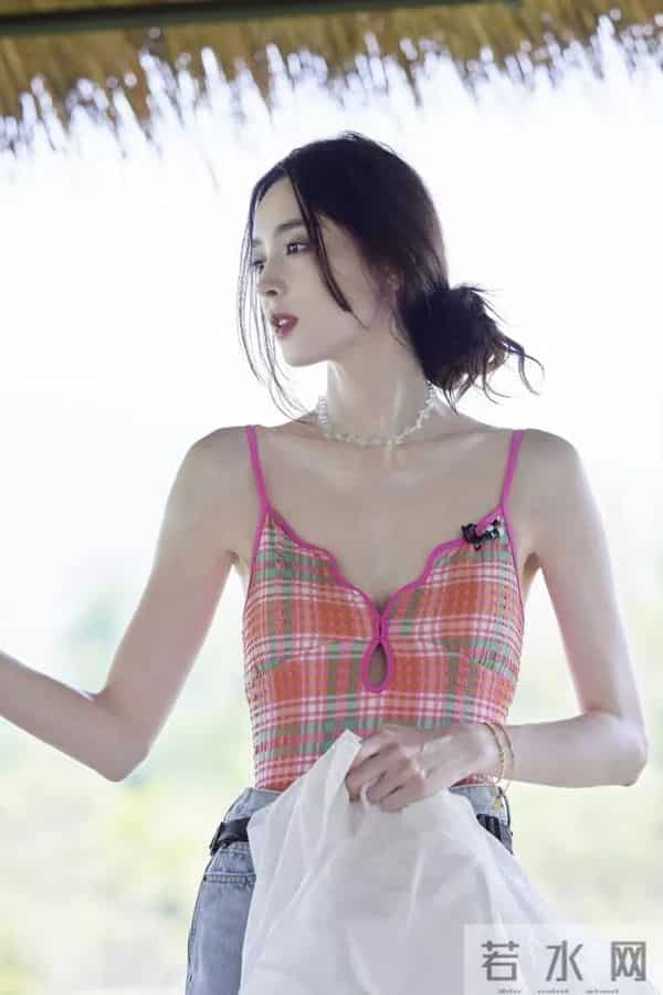 古力娜扎清纯的吊带裙