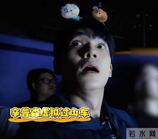 出席活动“死装死装”的,一到好莱坞就露馅,就很朱一龙啊