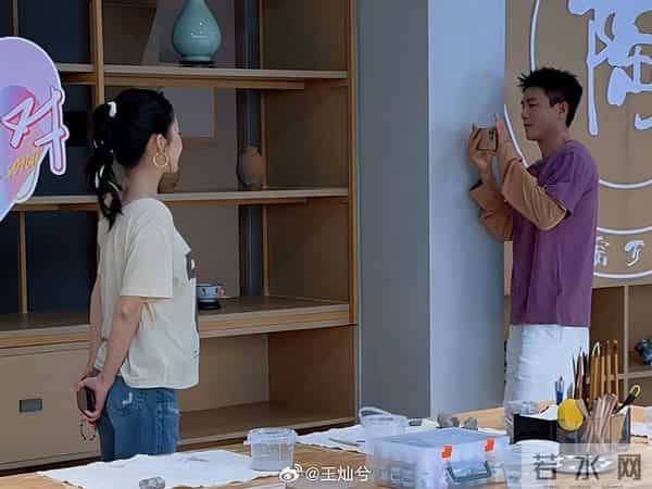 王灿晒老公健身帅照犯花痴，44岁杜淳大秀八块腹肌，man爆了