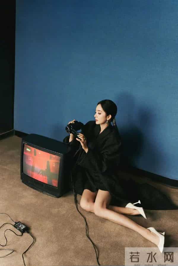 杨幂杀人不用刀，高跟配美腿即可！