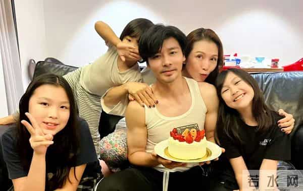 53岁蔡少芬为钱累脱相,化妆时直呼又困又累,15岁就开始为母还债