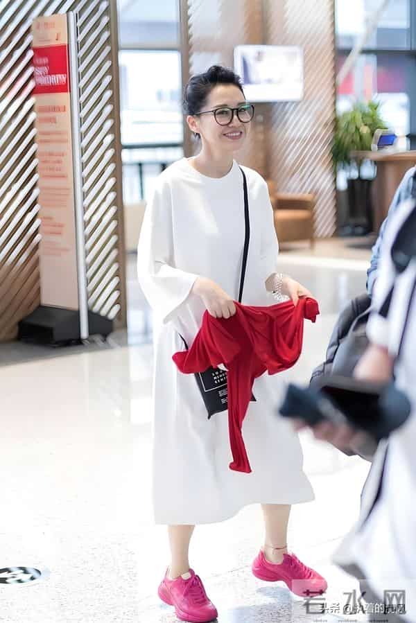 许晴56岁了,机场穿搭不露背不露腰,普通人25岁都难以打造这状态