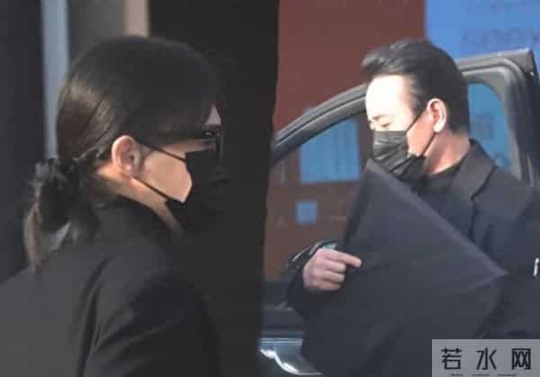 唐嫣穿黑色大衣出席公公的葬礼，罗晋和她互动正常，傅程鹏来帮忙