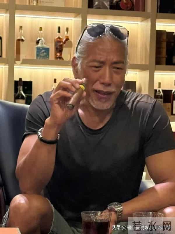62岁张耀扬现身澳门和朋友聚餐,一边抽雪茄一边喝酒,好霸气!
