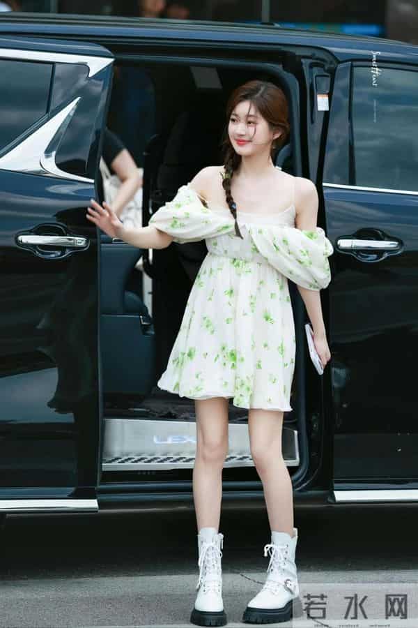 27岁赵露思太丰满，露背紧裙都兜不住好身材，难怪直男都喜欢她