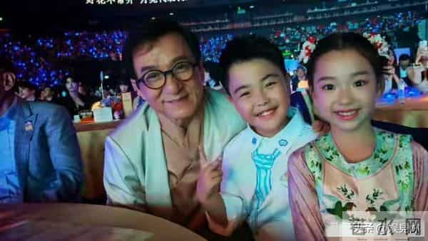 网友:陈思诚祖宗18代都要感谢佟丽娅,他生了一个缩小版的自己