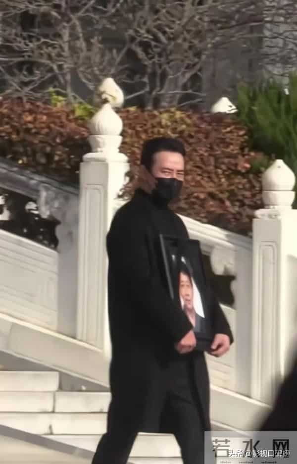 唐嫣操办公公葬礼累到被搀扶,时刻关注老公罗晋,夫妻俩一起用餐