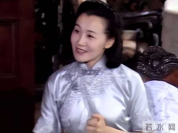 周洁上海墓地现状曝光!鲜花环绕很讲究,三个标志与李媛媛差别大