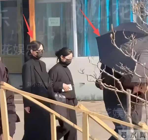 葬礼结束后,唐嫣微博首度发声,与罗晋北京小区同框,举止亲密