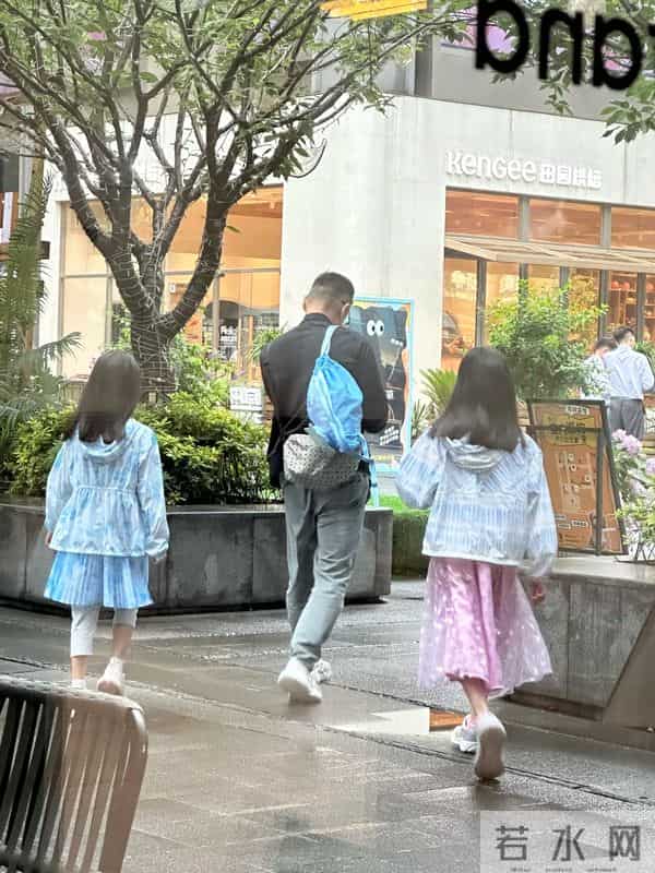 杨威一家武汉露营被偶遇,杨云面黄唇白气色差,低调看房欲买豪宅