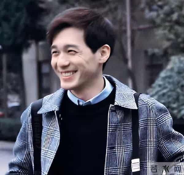 母亲是著名演员,父亲上亿家产,他却跑龙套10年,他到底怎么想的