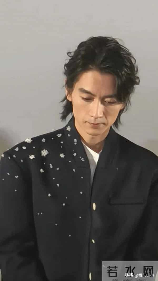 陈晓瘦成纸片人,宣传现场体力不支直喘粗气,看题板要眯眼驼背