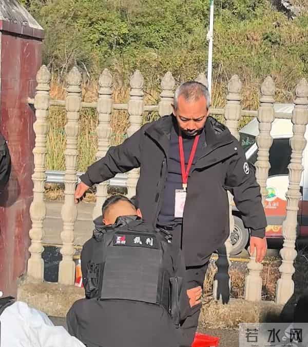 张家界荒野求生“老中医”鞋垫里藏绳子,被红牌退赛!