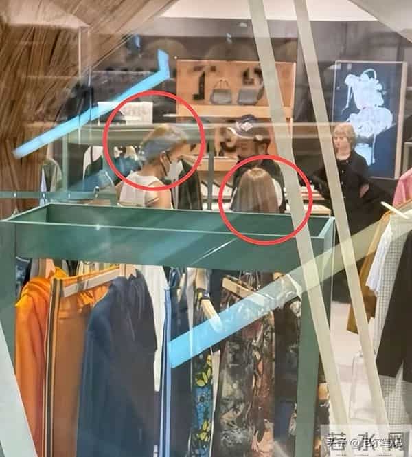 王心凌吴克群被偶遇，带同款项链穿情侣衣，男方人到中年体态拉跨