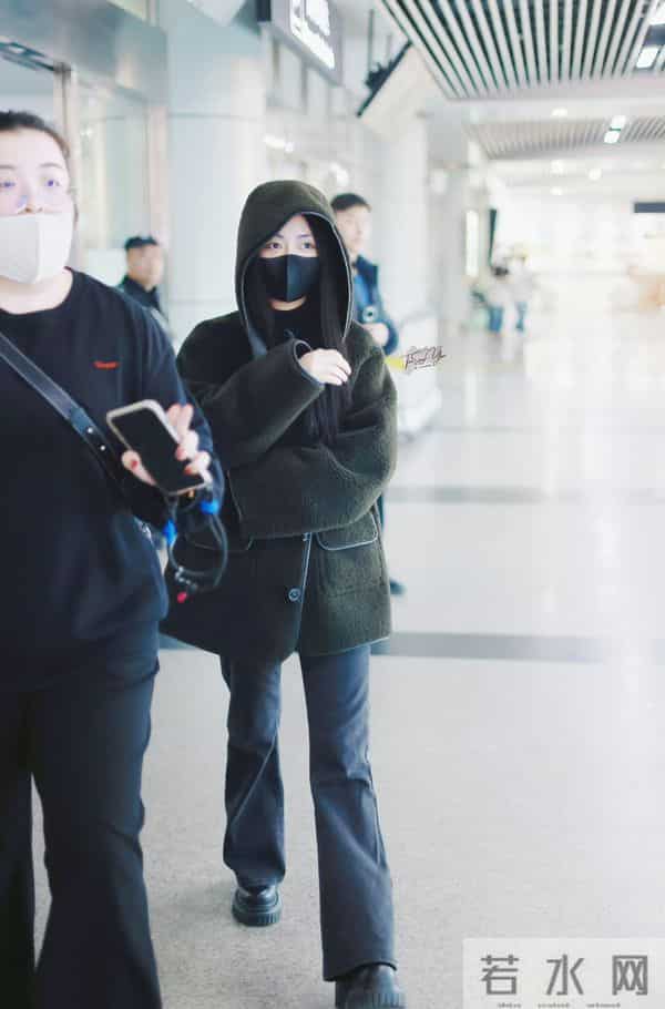 谭松韵今日上班路透，侧马尾麻花辫造型好青春甜美，太可爱了吧！