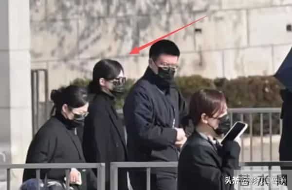 唐嫣操办公公葬礼累到被搀扶,时刻关注老公罗晋,夫妻俩一起用餐