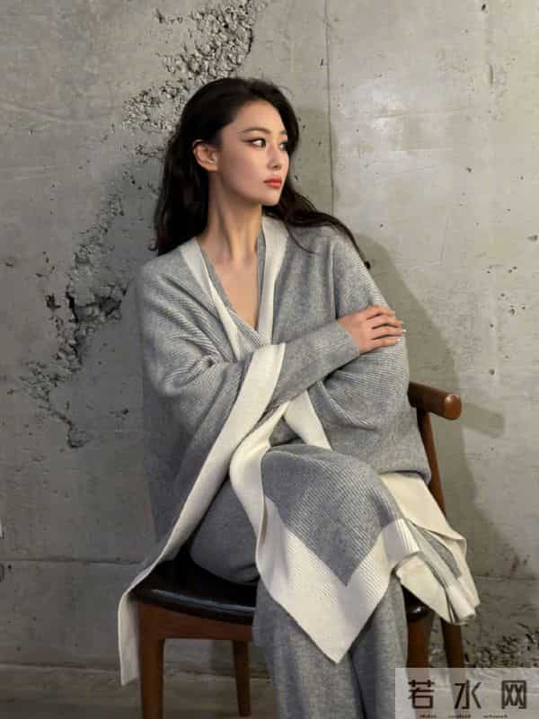 张馨予健身状态绝了，紧身衣勾勒好身材，素颜嫩到发光。