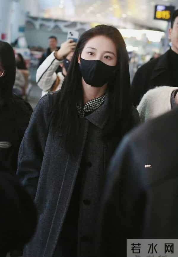 郭宇欣以全素颜状态现身机场，白皙透亮的肌肤与灵动气质引发热议