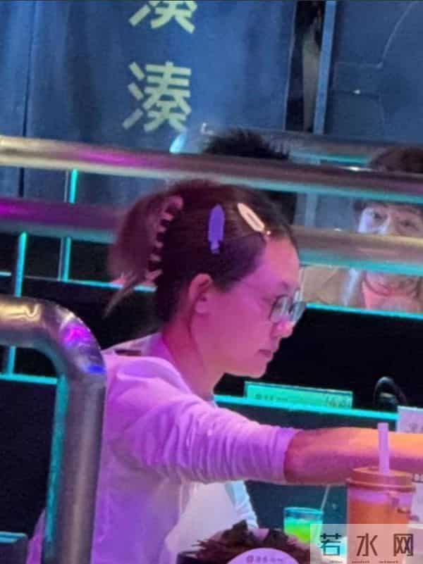 郑恺带老婆吃火锅被偶遇!苗苗穿着家居服出来,喝奶茶吃肉不怕胖