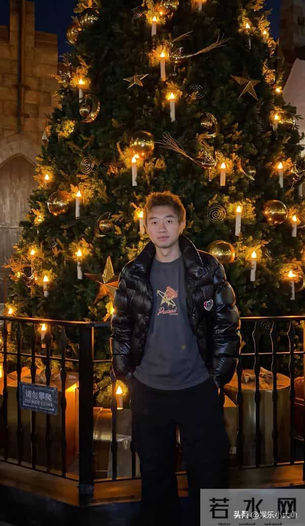 赵子豪打卡北京环球影城,穿黑羽绒服双手插兜好帅 网友-带上东哥