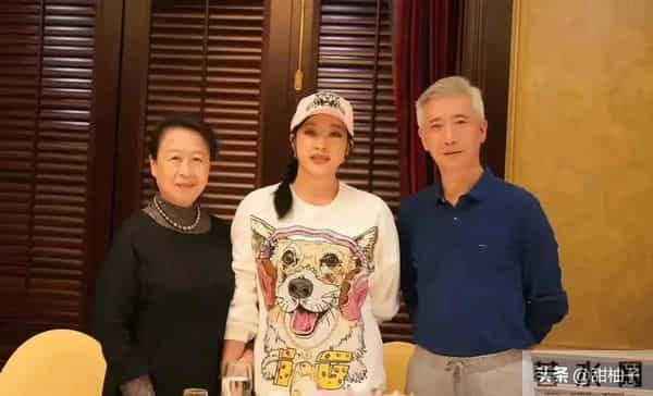 刘晓庆又去聚会!同学都似老奶奶,她穿卫衣+短裤嫩得像小姑娘