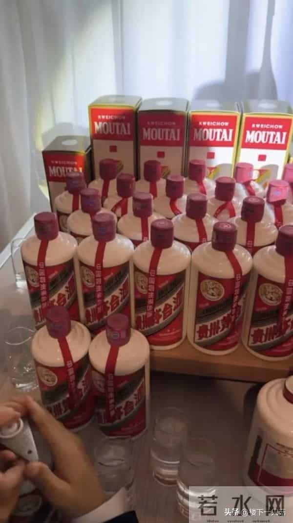 胡杏儿穿透视装 贴两片胸贴庆祝结婚十周年 李乘德为爱举办豪华派对