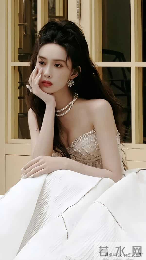 孟子义的抹胸公主裙,优雅又性感,爱了爱了!