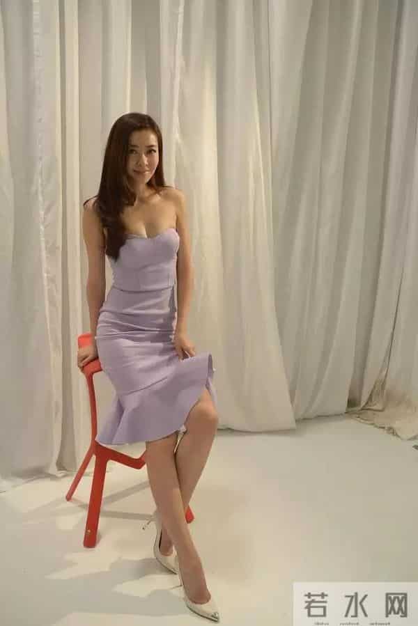 熊黛林复出杀疯了！居家照腰细腿长，婚后9年比少女还惊艳