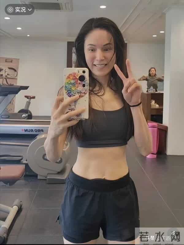 60岁李若彤晒腹肌 练到汗如雨下 公开招聘团队成员 要求每天跟她跳操