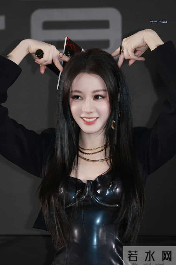 迪丽热巴今日线下活动皮衣内搭,这也太撩了,身材真棒