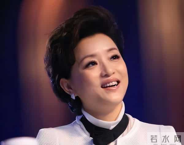 他是杨澜的儿子,长相像复制粘贴,身高1米85,高大帅气