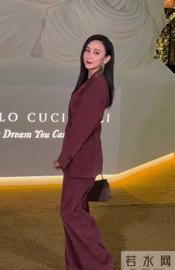 深圳这一天，胡静嫩了，童瑶又飒又美，却被罕见露面的王凯惊艳了