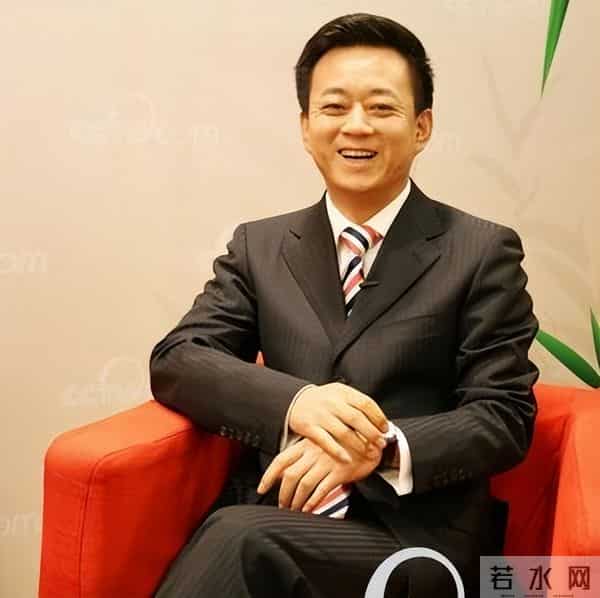 朱军带着很漂亮的老婆现身北大,四年冤屈过去,早已不再年轻