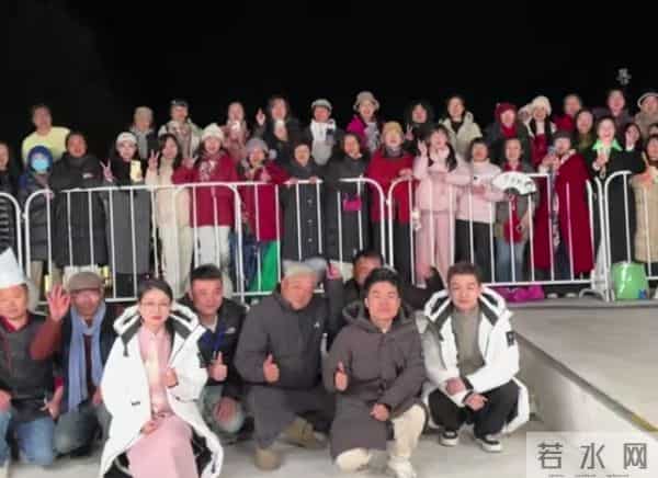 孩童相拥,老人脱帽!董宇辉安徽行,从细节看人品