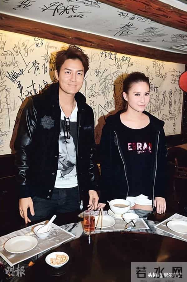 王心凌吴克群被偶遇，带同款项链穿情侣衣，男方人到中年体态拉跨