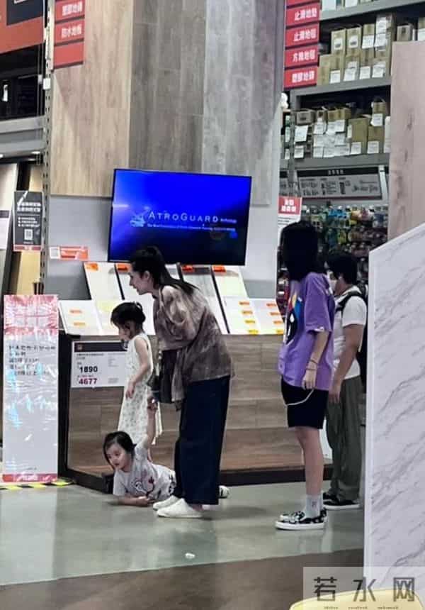 郭碧婷陪完老爸陪女儿！素颜脸瘦一圈好疲惫，5岁女儿赖地上不起