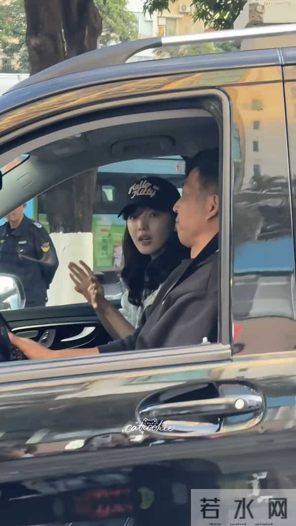 章若楠广州被偶遇，本人好美好漂亮元气十足，脸小超级有气质呀！