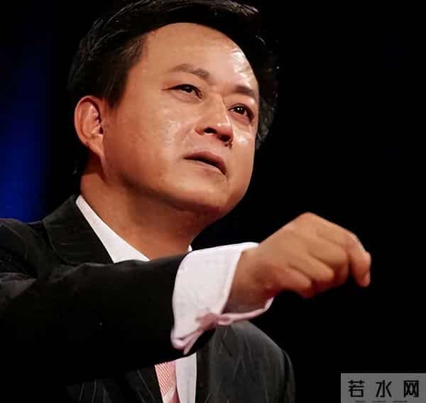 朱军带着很漂亮的老婆现身北大,四年冤屈过去,早已不再年轻