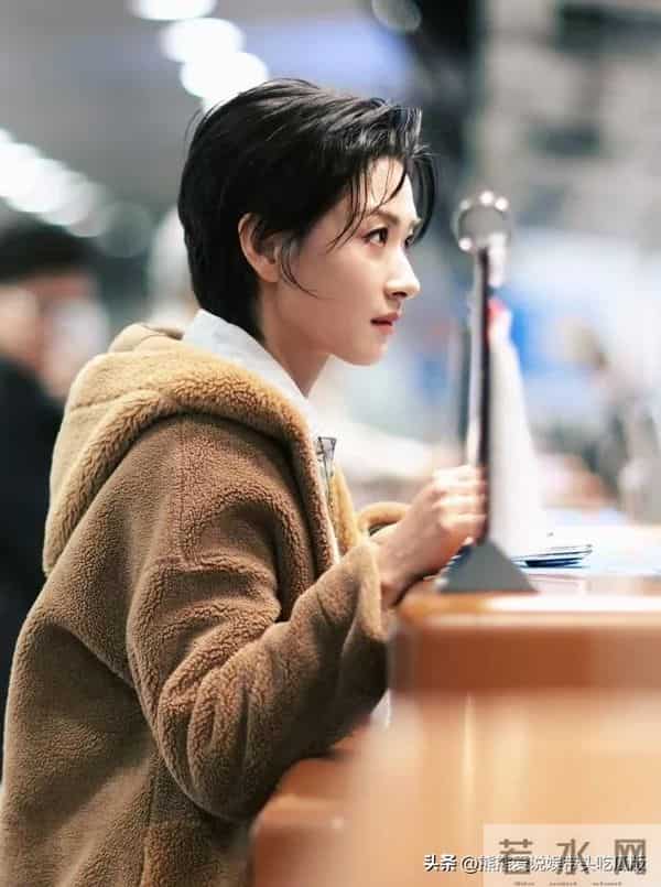 万茜机场私服真会穿!棕色毛绒外套+牛仔夹克+白裤子,时髦又高级