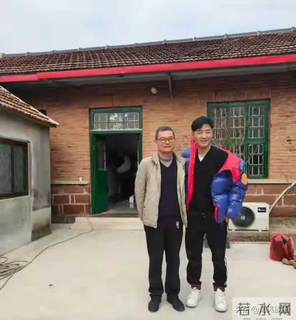 程莉莎随郭晓东回农村,穿3万大衣喊冷,吃烤地瓜笑得比谁都甜