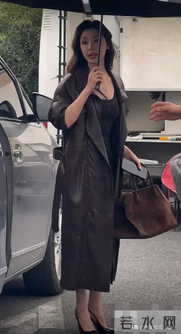 易梦玲公开恋情后首开工,穿皮衣长外套露大长腿,胡彦斌太有福了