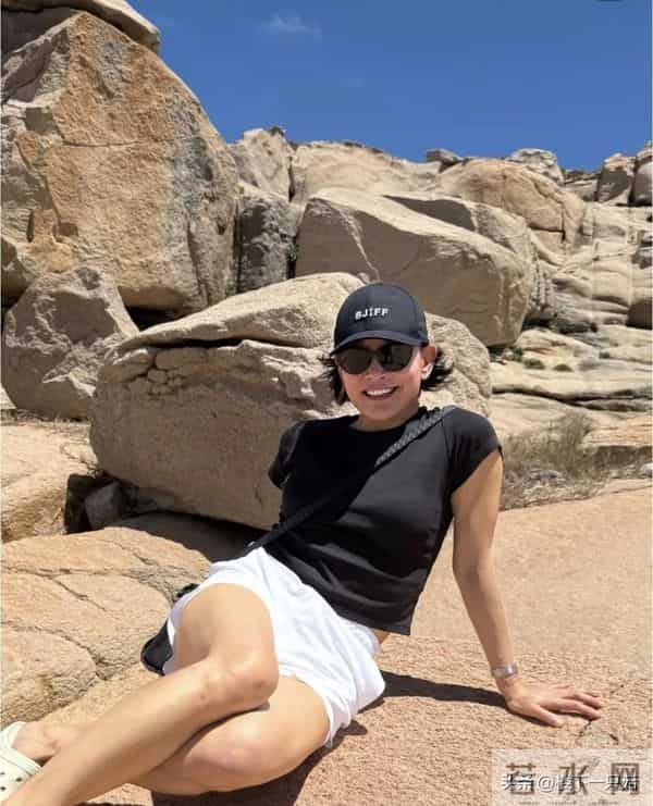 64岁陈冲游鼓浪屿 黑T配牛仔裤喝咖啡 素颜不医美 优雅老去好洒脱