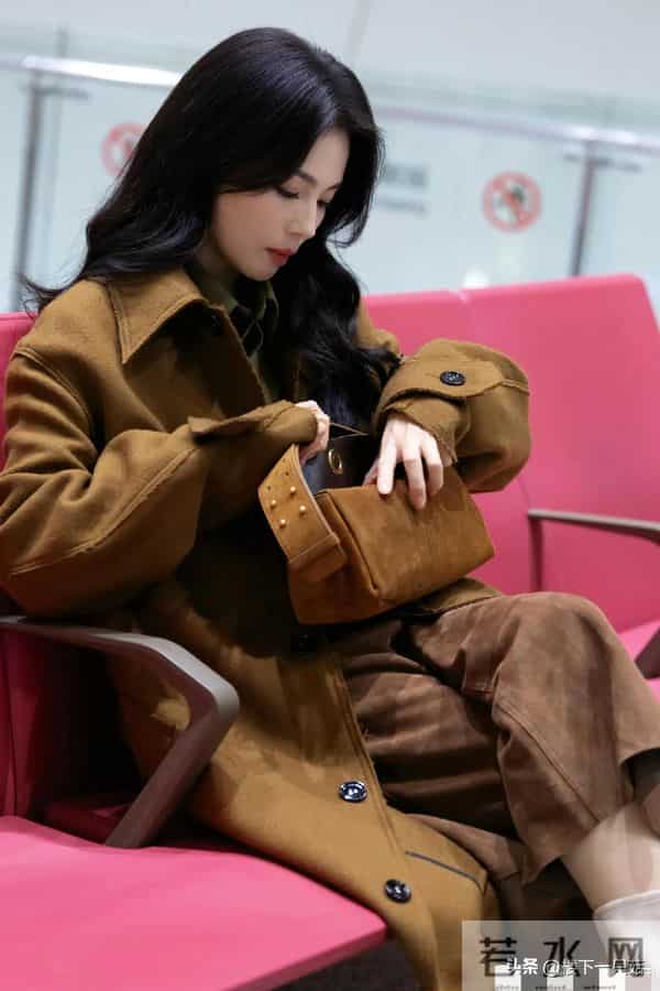 机场偶遇刘涛美拉德穿搭 47岁脸又小又白 走路带风 不穿秋裤又酷又飒