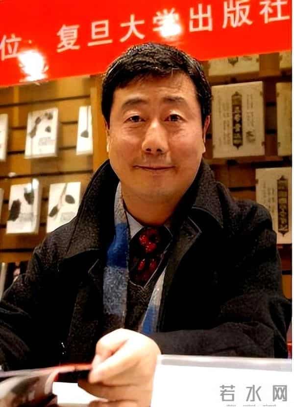 前央视主持方宏进现状：定居香港，63岁满脸沧桑，摇身一变成商人