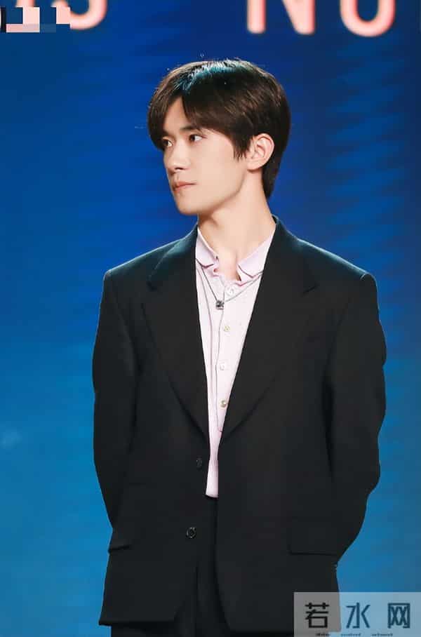 央视专访这次，易烊千玺只字未提赵丽颖，却给赵丽颖提了个醒