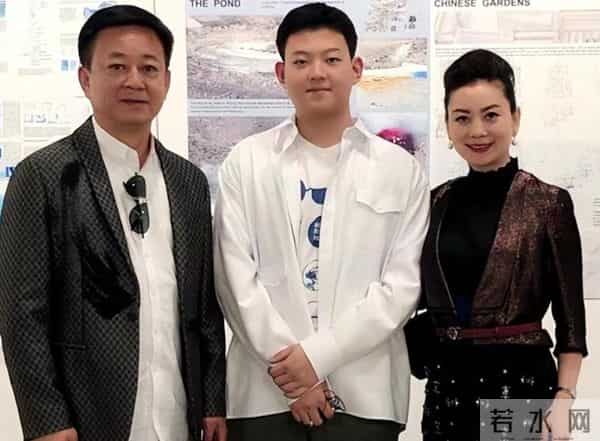 朱军带着很漂亮的老婆现身北大,四年冤屈过去,早已不再年轻