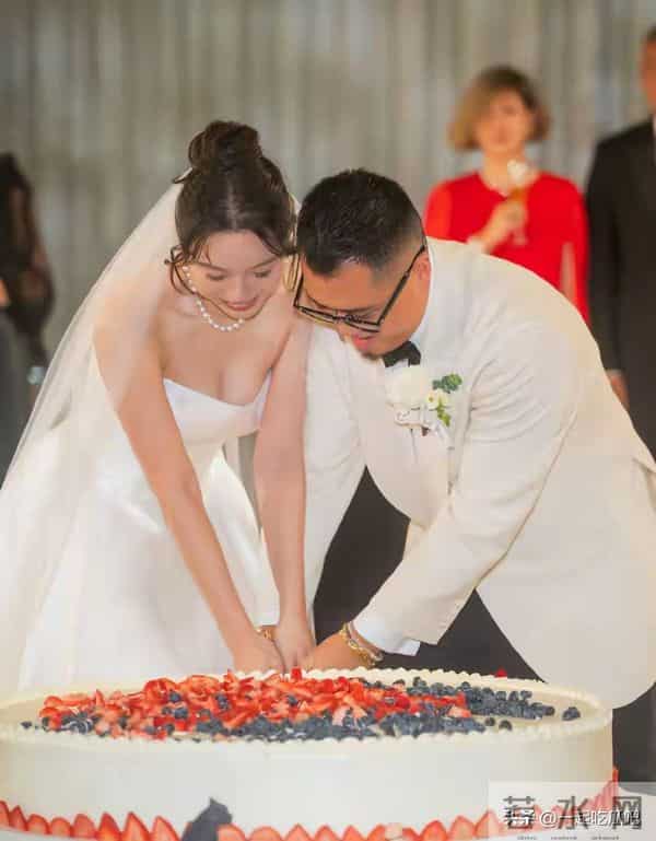 刘嘉玲出席好友婚礼,穿蕾丝透视裙秀身材,却被全裹的关之琳抢镜