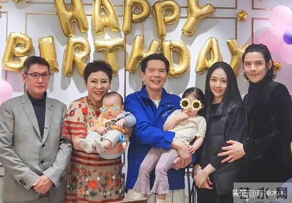 41岁郭碧婷近照曝光!独自带孩子出街面容憔悴,嫁入豪门照样受累