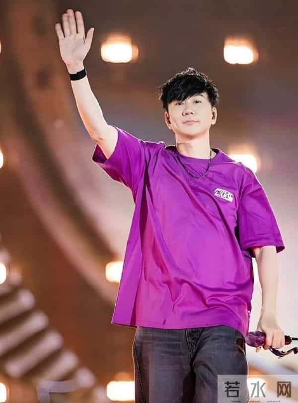 恭喜?44岁歌星与23岁网红穿情侣装同游洛杉矶,女方身份曝光